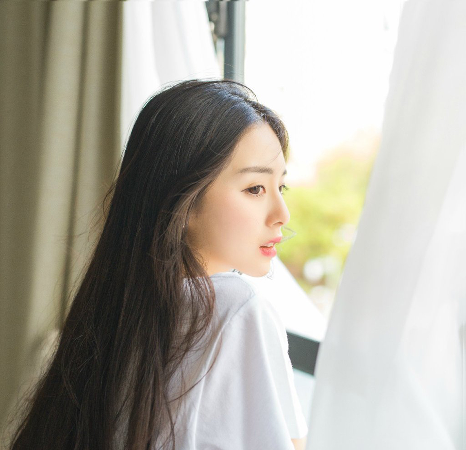 那些美丽的小鱼，它们睡觉的时候也睁着眼睛。不需要爱情，亦从不哭泣。它们是我的榜样。
